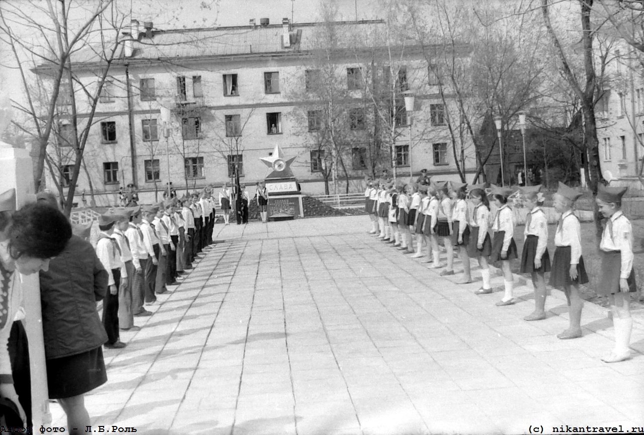 30-летие Победы в сквере "Слава" (Волхов, Ленинградская обл, 9 мая 1975)